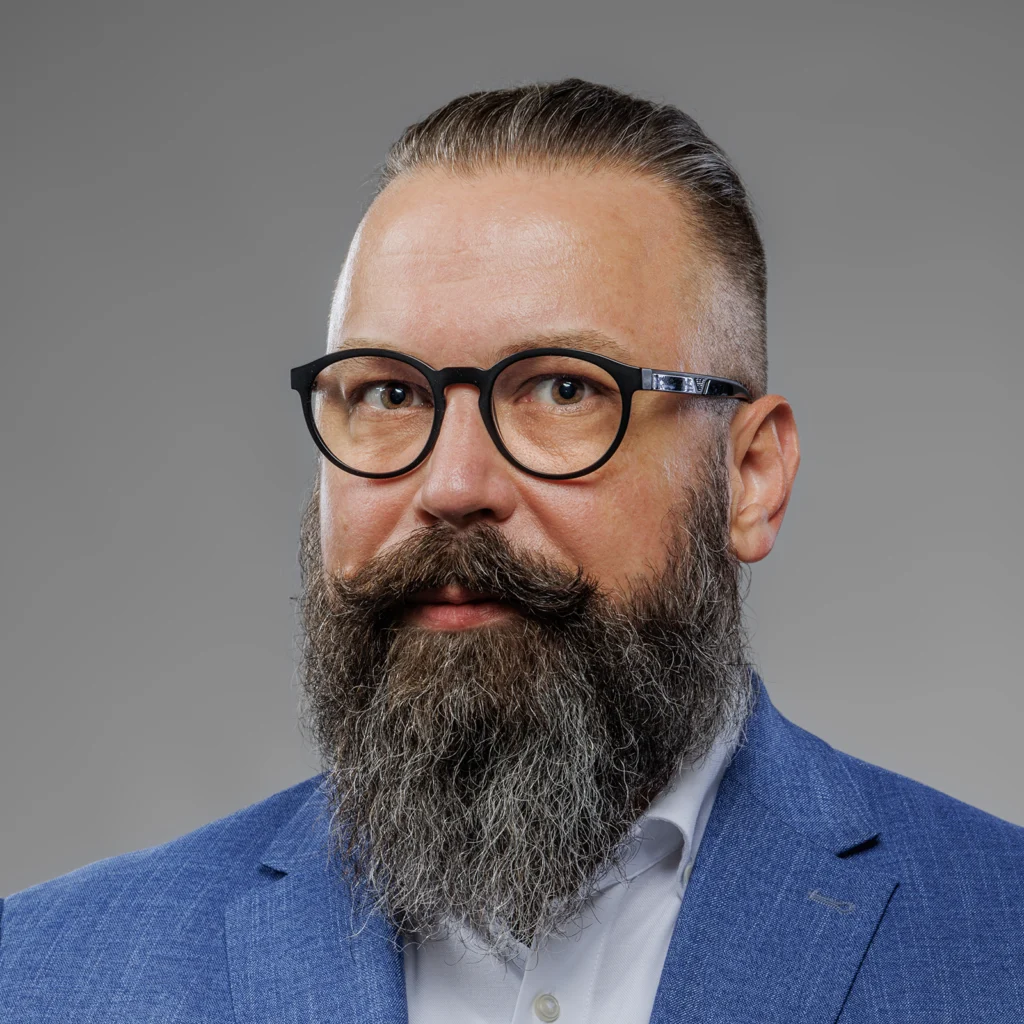 Oblečení na LinkedIn fotku – jednoduché barvy bez vzorů pro business portrét