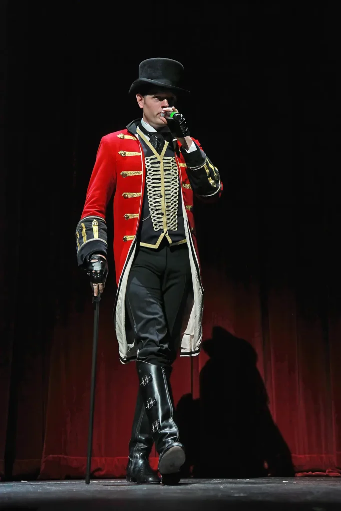 Reportážní fotografie z divadla – herci na jevišti během představení v Praze