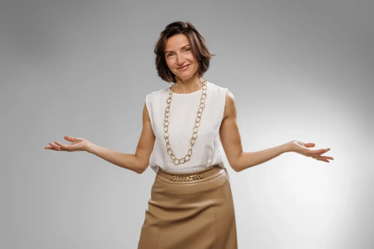 Headshot pro LinkedIn – business portrét s čistým pozadím a měkkým světlem