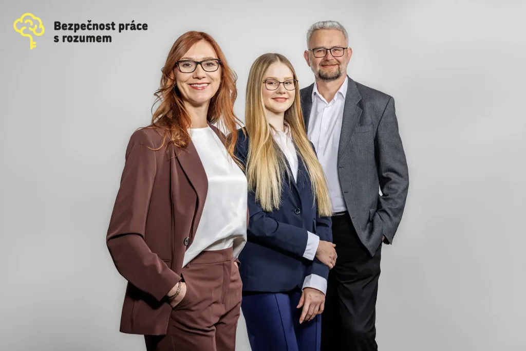 Firemní focení Praha – skupinový business portrét týmu na šedém pozadí (fotografie pro web a LinkedIn)