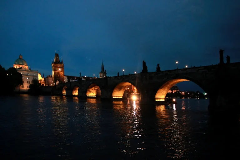 Lokality pro portrét v Praze – portrét Praha v ulicích centra (měkké světlo)