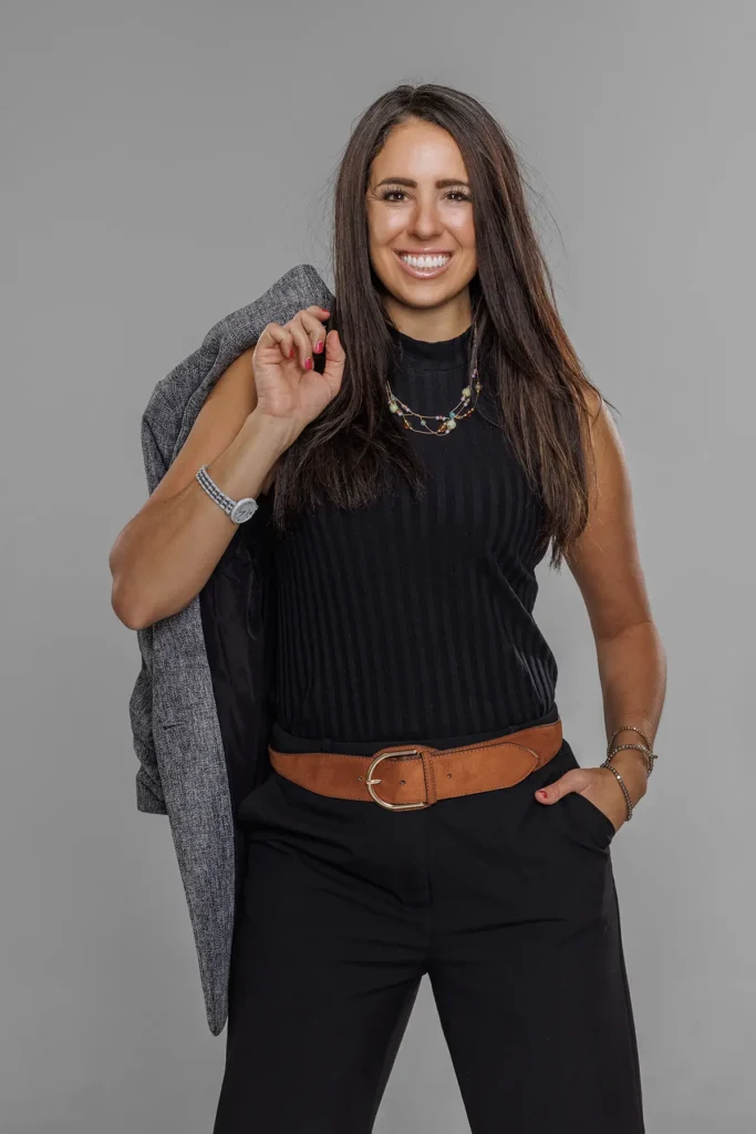 Business headshot pro LinkedIn – usměvavý portrét ženy ve studiu na šedém pozadí