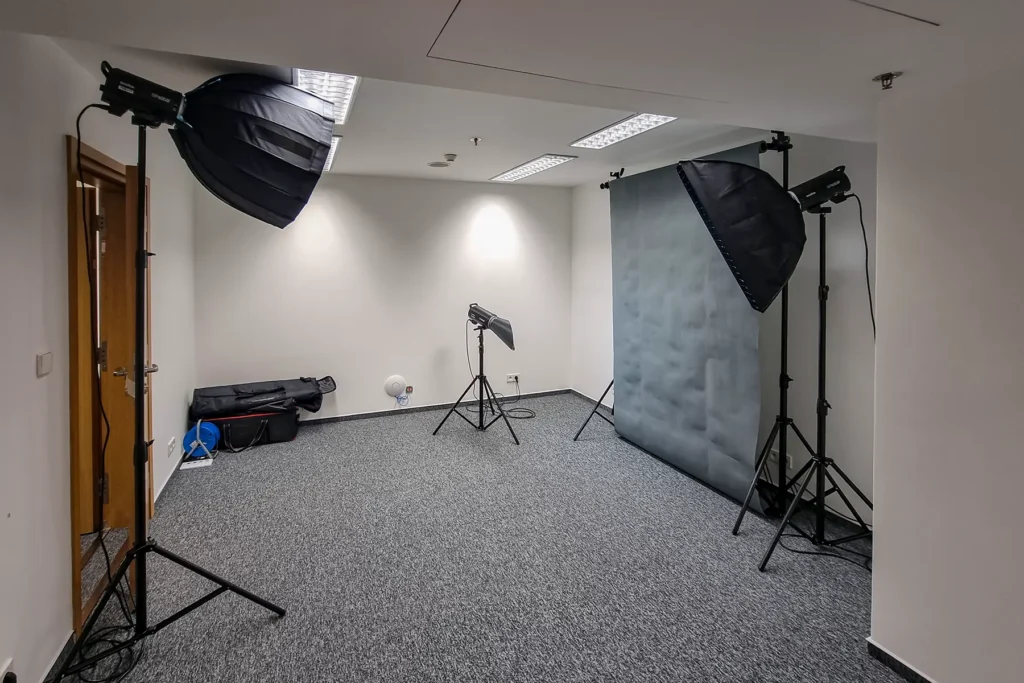 Focení ve firmě nebo v ateliéru – srovnání firemních portrétů v kanceláři a v ateliéru