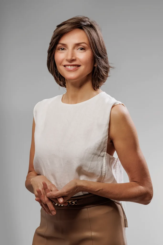 Fotograf v Praze vysvětluje klientovi, jak probíhá focení portrétu před začátkem focení.