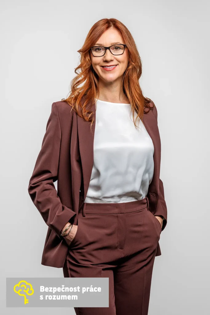 Průvodce výběrem fotografa v Praze – business portrét ženy v ateliéru