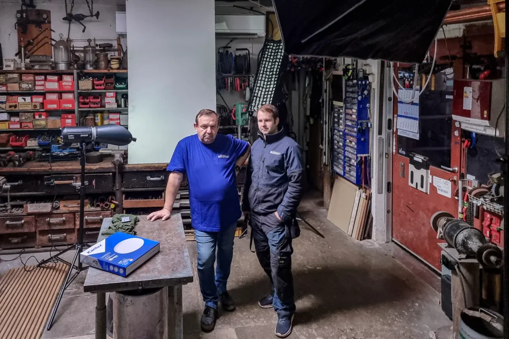 Firemní portréty ve firmě – mobilní fotostudio pro focení v Praze