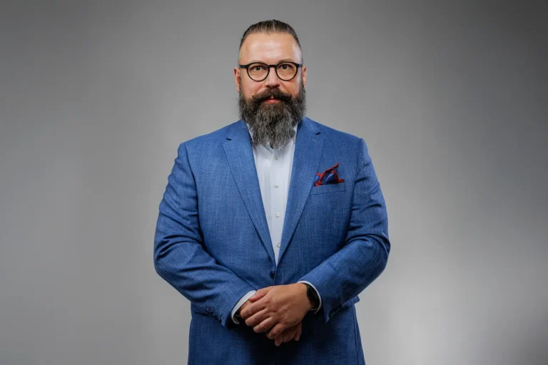 Jak probíhá focení portrétu v Praze – vedení fotografa v Praze a přirozený výraz.