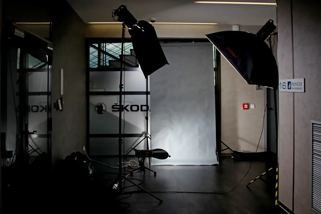 příprava na firemní focení – studio připravené na business portréty v kanceláři